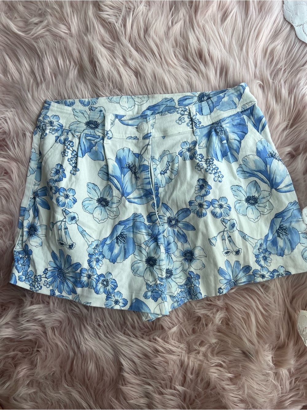 Francesca's Collections Blue & White Floral High-Waist Shorts